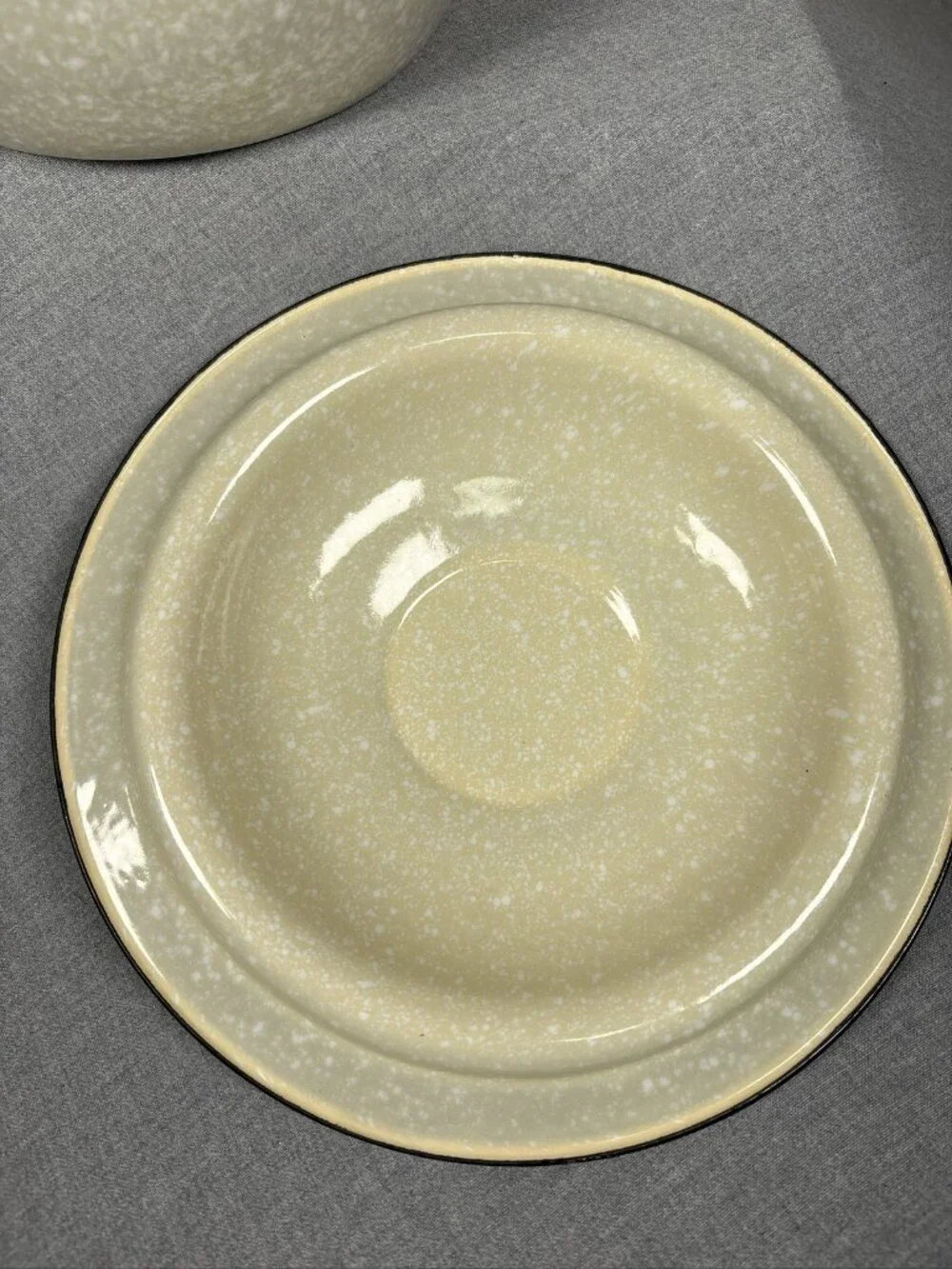 Vintage Cream Speckled Enamelware Chamber Pot With Lid And Wooden Handle